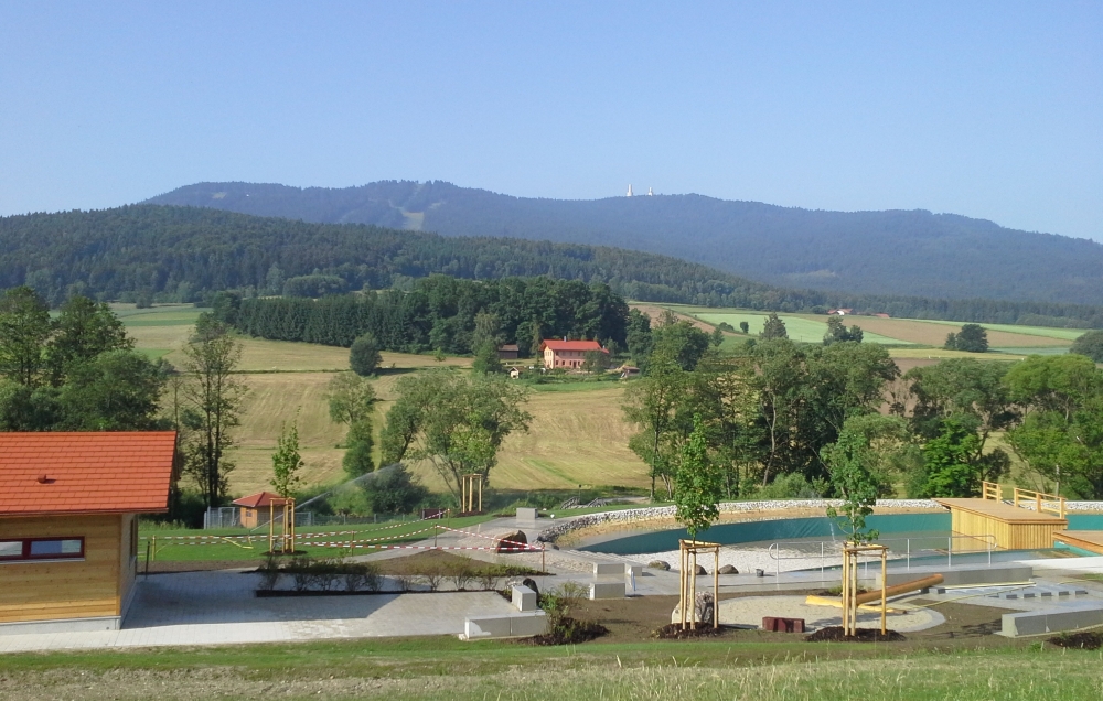 Naturbad mit Hohenbogen-Panorama Naturbad mit Hohenbogen-Panorama